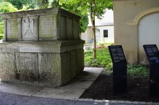 Quatre panneaux d'informations encadrent désormais le monolithe nazi de 1938 (à gauche sur la photo), dont la signification n'a été révélée qu'en 2023. Ville de Coire